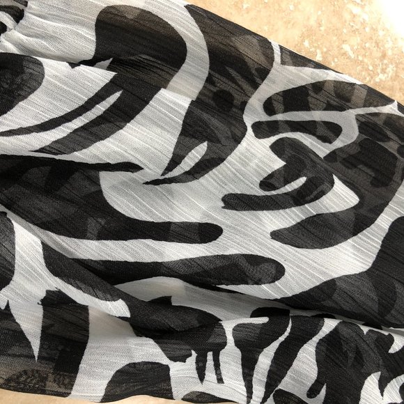 Off the Shoulder Black and White Women's Blouse Priced Too Low For A Discount - Picture 9 of 9